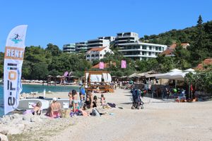 Kako se poljski političar počeo baviti turizmom na Korčuli i javnu plažu oglašava kao privatnu!