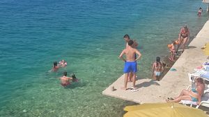 Riva na stupovima koja visi iznad mora čini okosnicu obale Neuma