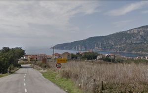 Vozilo kod Komiže se prevrnulo, pa zapalilo - Požar uhvatio šumu!