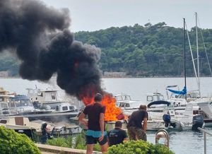 Policija: Za požar plovila isključen tehnički uzrok