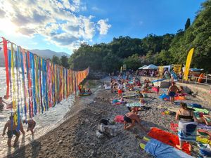 Na riječkim plažama karnevalske igre i humanitarni plivački maraton