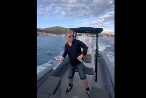 OVAKO SE TO NE RADI! Glazbenik baca boce u more, kako bi reklamirao sebe i restoran na Hvaru