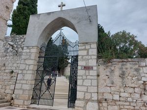 Ovo je groblje koje zaključava svoja vrata tijekom ljetne sezone  jer se turisti nemogu sudržati od prešetavanja. Napokon je ponovno otvoreno!