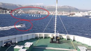 Kapetan trajekta uputio apel: "Na ulazu u splitsku luku jedriličarski kaos, a sve ispred prozora Lučke kapetanije!"