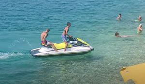Slalom jet skija između glava kupača, uobičajena su pojava u Neumu