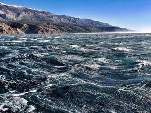 OLUJNA BURA NA JADRANU Crveni meteoalarm za podvelebitsko područje, dio prometa u prekidu