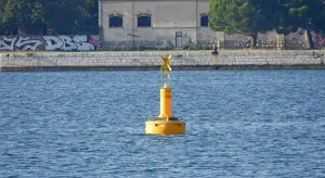 VIDEO U moru u Puli postavljena žuta bova - Označava lokaciju protubrodske mine iz Drugog svjetskog rata