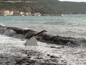 Jugo razbilo brodicu pokojnog ribara u Komiži