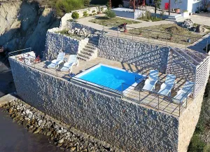 Zagrepčanin izgradio nasip i terasu s bazenom nad morskom površinom: "Odron me natjerao"