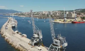 Riječke dizalice prkose jugu i buri te podsjećaju na neka davna vremena