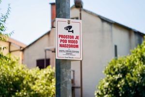 Šibenčanima stigla gomila kazni zbog kamera, pa prigovaraju: "Kažnjavaju ljude koji prelaze crveno, a auta nigdi u blizini" Grad: "Sad je pet puta manje prekršaja!"