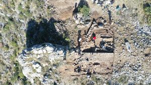 Brdo iznad Grebaštice prepuno zagonetki: Pronađeni ostaci bedema, grobovi, kameni ulomci...