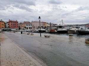 Jedan od najvećih vodostaja u skoro 100 godina zabilježen jučer na sjevernom Jadranu
