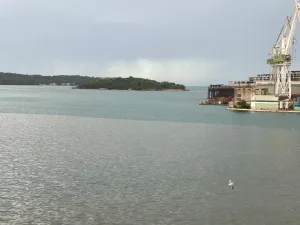 Velika smeđa mrlja i smrad jutros u pulskoj luci unutar brodogradilišta Uljanik