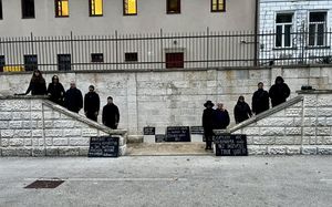 Obučeni u crno, građani se okupili pred pulskim DORH-om