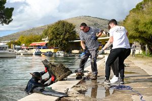 Iz trogirskog mora izvadili tonu i pol smeća!