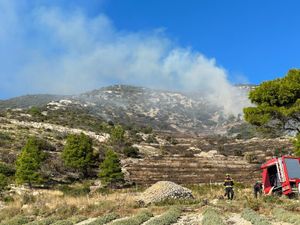 Na Hvaru izbio požar kojeg je morao gasiti kanader