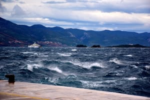 OLUJNA BURA I TRAMONTANA Crveni meteoalarm na srednjem Jadranu i pod Velebitom