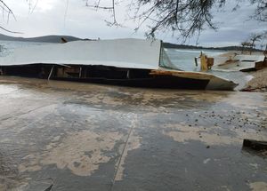 Jugo razbilo napušteni katamaran u Vodicama u stotine komada!