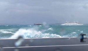 Olujno jugo diljem Jadrana, more i do 6! U prekidu brojne linije prema otocima