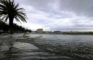 Plima u potpunosti preplavila rivu u Splitu!