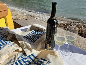 Vina iz morskih dubina ikarske vruje kušana u sklopu projekta 'Gušti od ribi'!