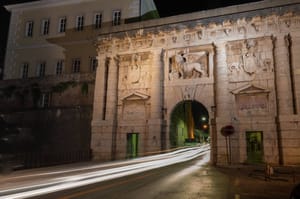 Mlada motociklistica poginula u Zadru, zabivši se u Kopnena vrata u Foši