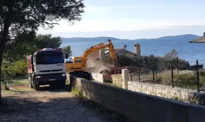 Na Čiovu nastavljeno je uklanjanje bespravno izgrađenih objekata