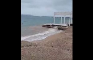 Građevinari ispumpavaju nepoznatu tvar u more kod Brodarice