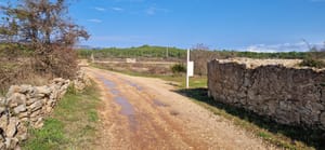 Uređenje suhozida, uklanjanje raslinja, postavljanje turističke signalizacije na lokalitetu Dračevica unutar zaštićenog područja Starogradskog polja