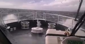 OBIČAN DAN U UREDU Ovako izgleda izlazak na olujno more posade Lučke kapetanije