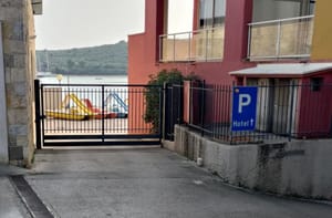 Vlasnici hotela lokotom zaključali pomorsko dobro, pa lagali: "Dugogodišnji smo zemljišno knjižni vlasnici i posjednici..."