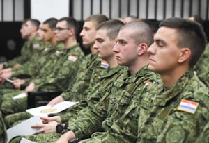 Čim završe srednju, mladići i djevojke će morati na 30 dana vojne obuke?