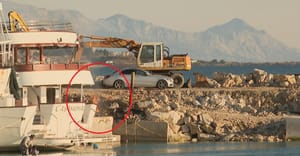 SRAMOTA U BAJNICAMA Pale smeće uz more, od otpada grade luku