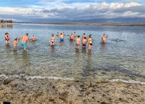 Mađari na otoku Viru odradili prvo (n)ovogodišnje kupanje