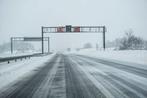 Zimski uvjeti na cestama, olujni vjetar ometa promet na kopnu i moru