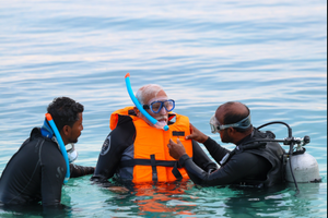 VIDEO Premijer i ronilac!  Ovako 74-godišnji Indijski premijer istražuje tropsko podmorje