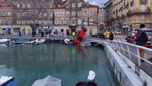 Preletio ogradu u Rijeci i autom završio u Mrtvom kanalu!