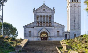 Neposredno prije mise netko je zapalio vrata od crkve!