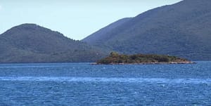 NA JADRANU JE 14 OTOKA ISTOG IMENA! BiH portal širi laž da se prodaje otok zbog kojeg su Hrvatska i BiH na sudu