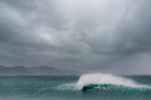 IZRAZITO OPASNO VRIJEME Crveni meteoalarm zbog olujne i orkanske bure - zatvorene ceste i brodske linije!
