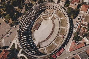 Divljak u Puli uznemiravao sugrađanku i razbio auto 26-godišnjaku