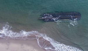 VIDEO Stoljetna tajanstvena olupina isplivala na obalu otoka