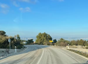 POSIPANJE CESTA NA ŠOLTI Načelnik: "U Grohotama je bilo -10 °C, a ne + 15 °C!" Cestar: "Nađite nešto pametnije za pisati!"