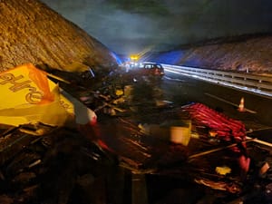 VIŠE OZLIJEĐENIH Automobil se između Bakra i Rijeke zaletio u alegorijska kola maškara