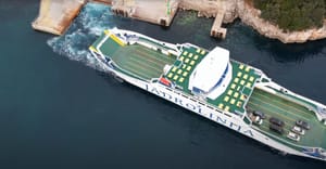 Kako brod bez kormila isplovljava iz luke?