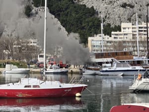U Omišu izgorio brod, vatrogasci gasili buktinju čitav dan!