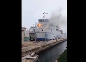 Požar trajekta u Biogradu!