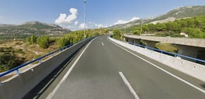 TROSTRUKI SUDAR KOD SOLINA Zatvorena cesta prema Klisu