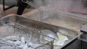 Građanima Rijeke podijeljeno 2.500 porcija friganih srdela